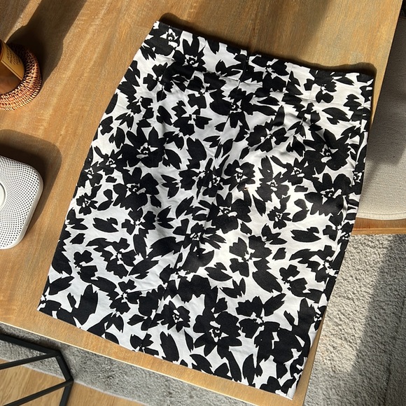 LOFT floral pencil skirt - Picture 2 of 2